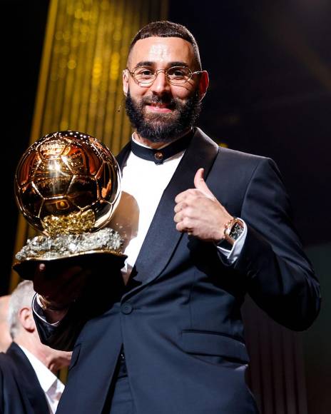 Karim Benzema posando con el Balón de Oro 2022, relevando a Lionel Messi, ganador el año pasado.