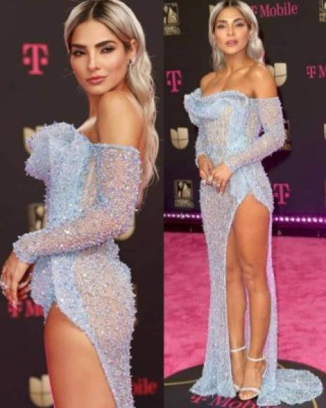 La anfitriona de la noche Alejandra Espinoza decantó por un vestido con transparencias y una atrevida abertura en la pierna.