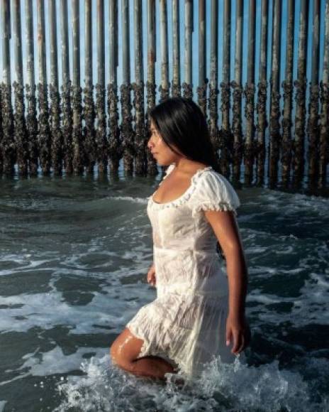 'Es increíble', dijo Alfonso Cuarón a W Magazine, “Creamos una división todos los días con las personas que nos rodean, y Yalitza proviene de un lugar que es fácil de hacer a un lado y olvidar. En México y en otros lugares, las personas que se parecen a Yalitza son inmediatamente clasificadas y consideradas indignas. Ser reconocido por la Academia tiene un gran impacto. Es otra pared. Y espero que ese muro haya empezado a caer ', expresó el cineasta sobre la nominación histórica de esta actriz de origen indígena en los premios Óscar 2019.