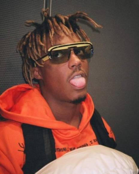 Juice Wrld<br/><br/>El rapero juvenil perdió la vida en diciembre de 2019, fue hasta el 23 de enero cuando se reveló que murió de una sobredosis accidental. El cantante se ha popularizó luego de su muerte.