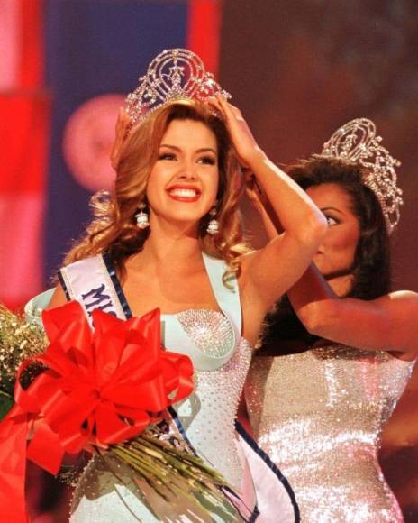 La exreina de Miss Universo 1996, le contó a Ninel Conde, Yuri y Patricia Manterola, su traumatice relación que vivió con el cantante del regional mexicano.