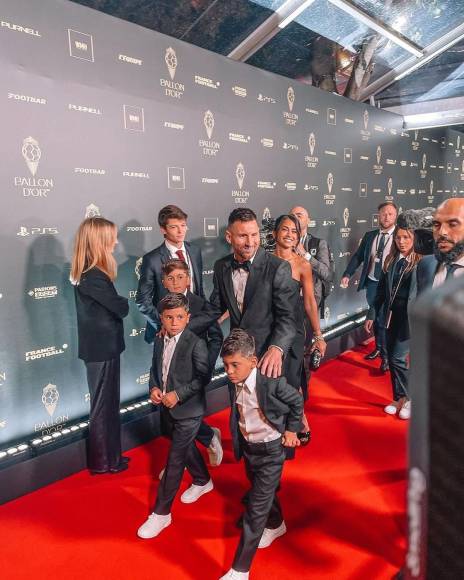 También se ha difundido el momento en que Messi y su familia caminaban por la alfombra del evento del Balón de Oro y la periodista deportiva saludó a los hijos del astro del fútbol, a él y a su esposa.