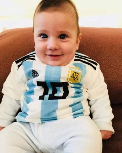 Después con una foto de Ciro vestido con una camiseta de Argentina con el número 10, publicada antes del partido contra Croacia.