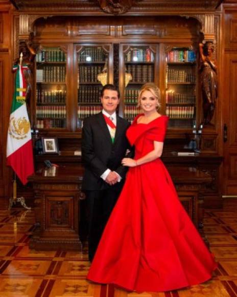 'La Gaviota' deslumbró con un elegante atuendo rojo pasión que acaparó las miradas en el Zócalo.