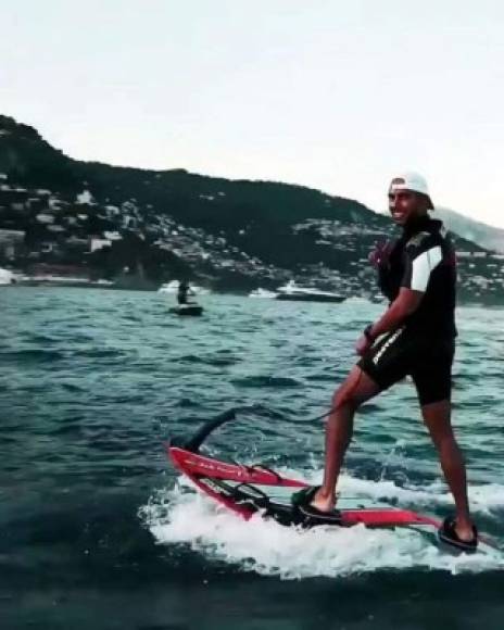 Hamilton subió un video en el que se lo ve relajado y divirtiéndose con amigos en un lujoso yate. En las imágenes se lo puede observar mientras surfea.