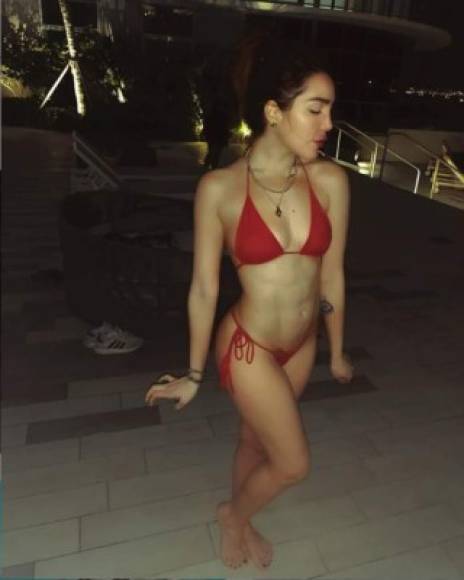 Frida subió recientemente una foto a su Instagram en donde luce un cuerpazo en un diminuto bikini rojo.