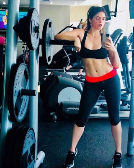 La razón de su envidiable cuerpo se debe a su disciplina en el gimnasio. Se ve que esta madre de tres hijos, con 47 años de edad, dedica mucho tiempo a mantenerse en forma.