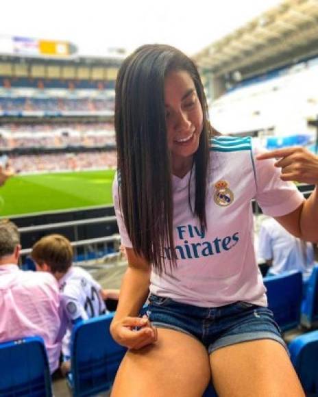 La hermosa futbolista chapina Ana Lucía Martínez llegó al estadio Santiago Bernabéu y no se quiso perder la presentación de Eden Hazard como jugador del Real Madrid. La chica cautivó en las graderías.