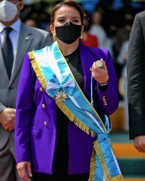 Al momento de recibir el bastón de mando como la primera mujer en la historia en convertirse en la Comandante General de las Fuerzas Armadas y Aéreas de Honduras, la presidente Xiomara Castro vestía un hermoso blazer azul con unos detalles dorados.