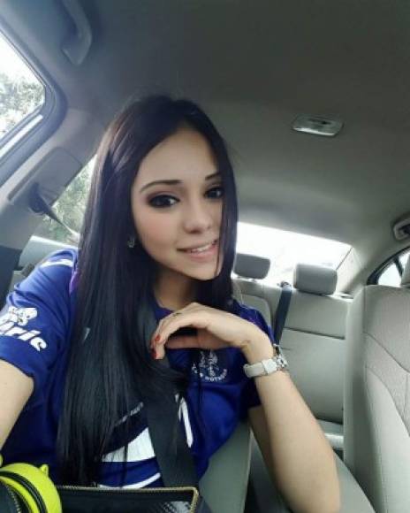 Amanda Hernández asegura de que siempre ha sido Motagua, pero que ahora su novio juega en la club azul, siente más amor por su equipo.