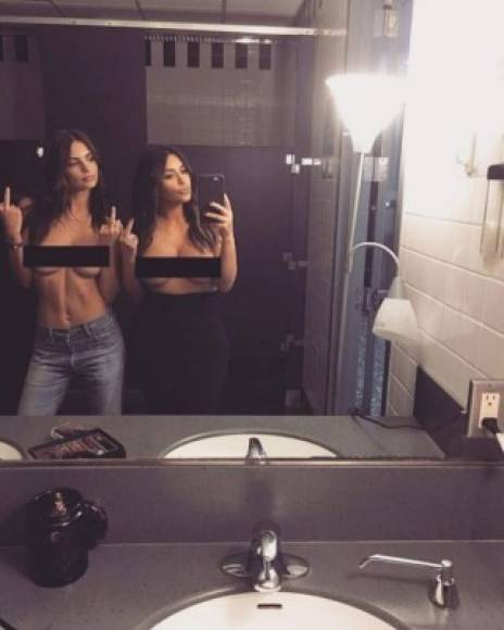 El 30 de marzo del 2016, Kim volvió a sus controversiales andanzas y se posó topless nuevamente frente a un espejo, junto a la actriz Emily Ratajkowski, momento que no dudó en compartir a través de su cuenta de Twitter.