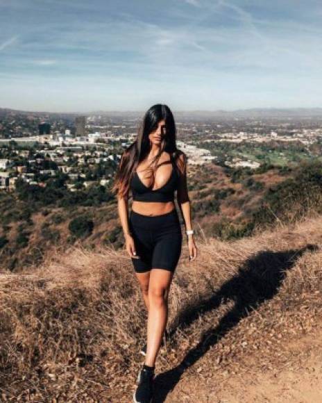 Su fama le ha dado notoriedad como chica fitness en su Instagram sube imágenes con atuendos deportivos que sutilmente mercadea.