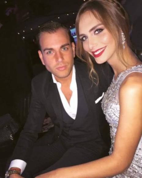 El modelo español también ha compartido varias imágenes junto a la belleza sevillana en sus redes sociales, alimentando los rumores del supuesto noviazgo de la candidata más polémica del Miss Universo.