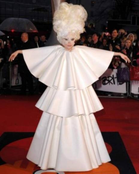 <br/>Este atuendo causó polémica en los Brit Awards 2010, donde Gaga se vistió de Casper en capas y con un peinado con mucho fijador. <br/>