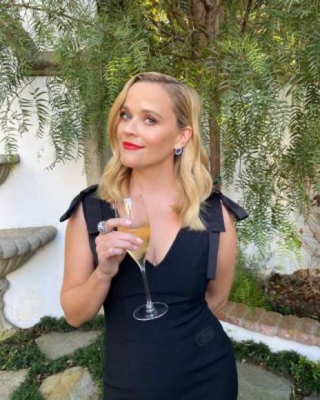 '¡El viaje diario más corto de los #Emmys hasta ahora! ¡Llevo las festividades a mi césped y estoy emocionada de celebrar el increíble elenco y equipos de @themorningshow, @biglittlelies y @littlefireshulu esta noche!', dijo la actriz Reese Witherspoon.