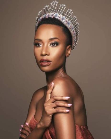 Zozibini Tonzi - Sudáfrica (Miss Universo 2019)<br/><br/>Y llegamos a la actual reina de belleza, Miss Universo, Zozibini Tonzi una sudafricana que ha levantado el polvo de las bellezas naturales y más comunes. <br/><br/>Pero ella no es la primera afrodescendiente en ganar la corona como ya leímos, pero sin duda, su reinado marca una nueva era para le inclusión en todos los ámbitos y más en el año (2019) del empoderamiento femenino.