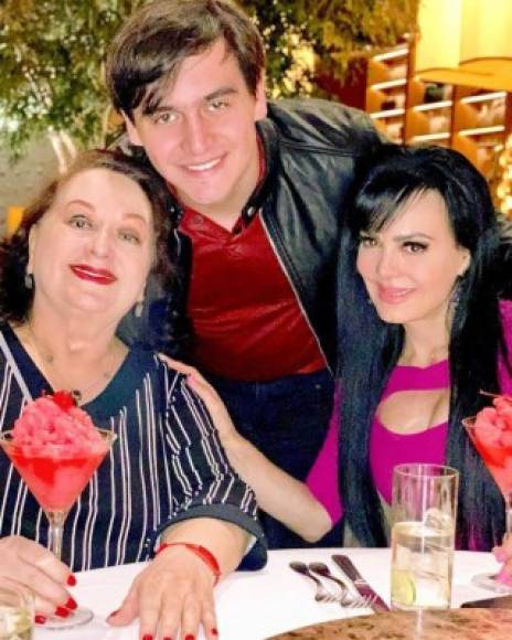 Maribel Guardia<br/><br/>La actriz agradeció a su hermana, Vilma Chacon, quien ha fungido como su madre desde que su progenitora falleció.<br/><br/>' Dios ha sido tan bueno conmigo, se llevó a mi mamá al cielo cuando apenas era yo una niña , pero me dejó una hermana que es un ángel en mi vida, me dio un hogar, me dio alas para volar, es mi confidente, mi mejor amiga , que me ha apoyado en mis momentos más difíciles y que ha celebrado más que yo mis aciertos. Gracias Mima, no sabes cuanto te adoro. Feliz día a todas las Mamacitas.' escribió la estrella costarricense quien celebró el día con Vilma y su hijo Julián Figueroa.<br/><br/>