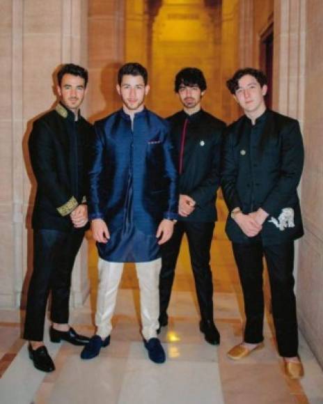 Nick y Priyanka se casaron rodeados de invitados famosos, entre ellos el hermano de Jonas, Joe Jonas y su novia, la actriz británica y estrella de 'Juego de Tronos' Sophie Turner.