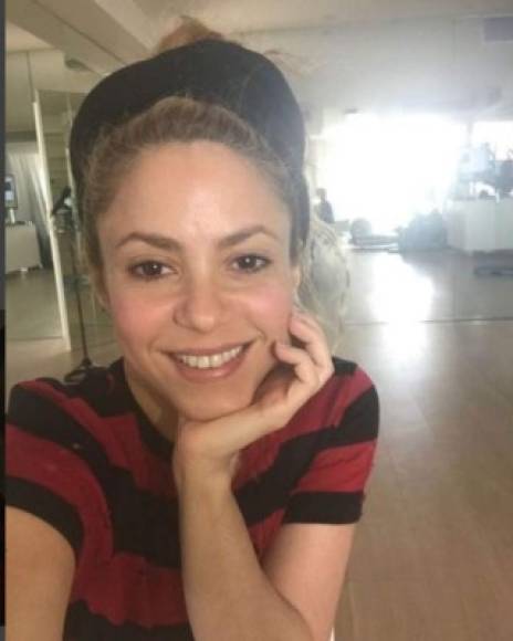 Con esta foto Shakira se mostró sin una gota de maquillaje, su foto provocó fascinación entre sus fans y a pocas horas de estar en su cuenta de Instagram ya tiene más de 1,6 millones de likes.