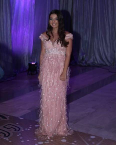 Cristina Ouzande se decantó por un vestido en tono rosa con plumaje.