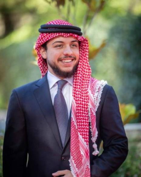 4- El príncipe Hussein de Jordania -<br/><br/>El Príncipe Heredero Hussein de 23 años es una joven real impresionante. <br/>En 2015, a la tierna edad de 20 años, se convirtió en la persona más joven en presidir un Consejo de la ONU. Solo un año después, en 2016, se graduó de la Universidad de Georgetown con un título en historia internacional. <br/><br/>En 2017 hizo otra aparición en la ONU, esta vez en la ciudad de Nueva York, donde pronunció el discurso de Jordania en la Asamblea General de la ONU.<br/>