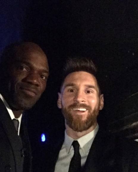 El exjugador de Honduras, David Suazo, sorprendió al compartir una fotografía junto a Lionel Messi y expresó: “Gracias por todo tu fútbol. Son 8 veces como el mejor del mundo. Dios te bendiga”. 