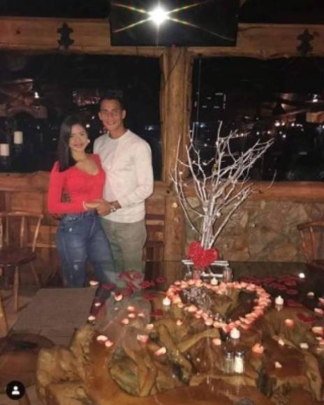 Ángel Tejeda volvió a Honduras y fichó por Potros del Olancho FC tras su paso por el Alajuelense de Costa Rica. El delantero aprovechó para pedirle matrimonio a su novia Andrea.