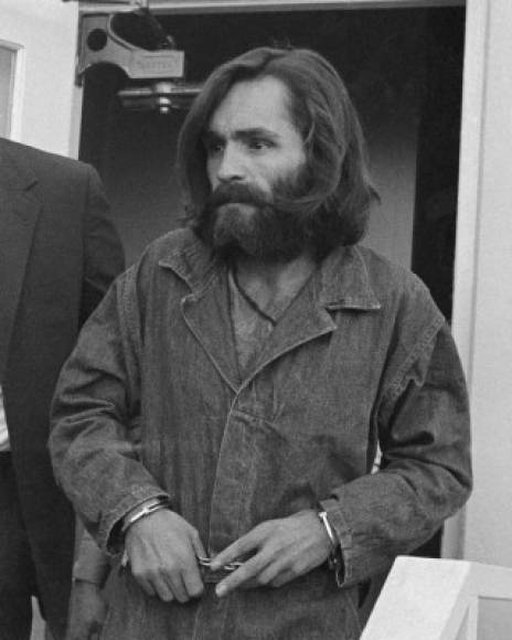 Manson empezó a llevar cabello largo y buscaba parecerse a Jesucristo. En sus discursos Charles daba citas de la Biblia con extractos de las canciones de la banda británica 'The Beatles'.