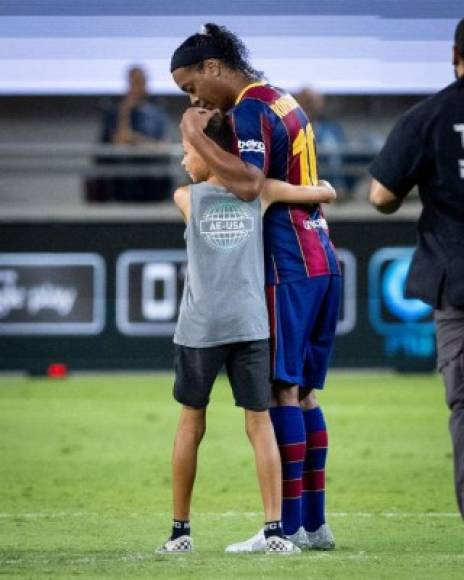 La hubilidad del crack. Ronaldinho abrazando a un niño que entró al campo al final del partido.