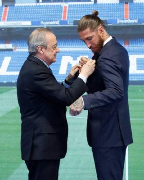 El detalle del presidente. Florentino Pérez coloca la insignia de oro y brillantes del Real Madrid a Sergio Ramos.