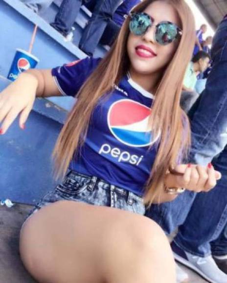 La bella seguidora del Motagua siempre pasa pendiente de su amado equipo.