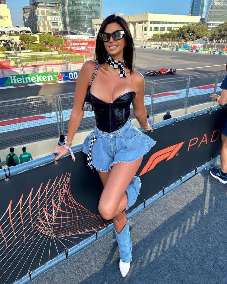 Ahora la también influencer, de 30 años de edad, estuvo presente en el Gran Premio de Azerbaiyán y subió una foto con un famoso piloto de la F1 que sorprendió al mundo, ya que en redes comenzaron a insinuar una posible relación.