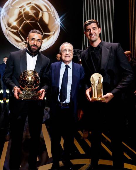 Karim Benzema y Thibaut Courtois posando con Florentino Pérez, presidente del Real Madrid.