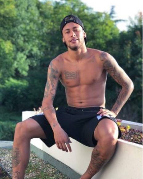 Neymar también es uno de los deportistas más populares en redes sociales, donde acumula más de 90 millones de seguidores.
