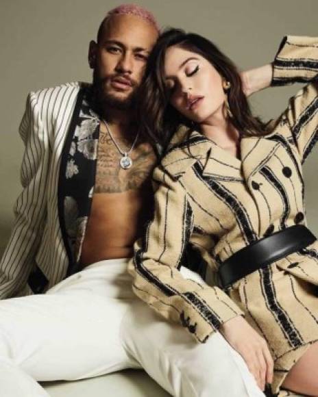 Luego Barulich prublicó otras fotos en donde aparece junto a Neymar, con quien protagonizó la portada de la revista GQ Rusia. Para muchos, el gesto es una confirmación de su relación.