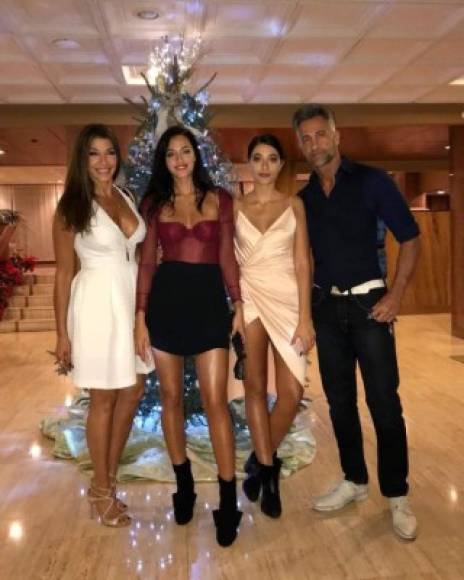 Oriana sabe lidiar con la fama desde niña, hija de los actores Catherine Fulop y Osvaldo Sabatini, la modelo siguió los pasos de sus famosos padres y debutó como actriz en la serie Aliados de la productora Cris Morena.