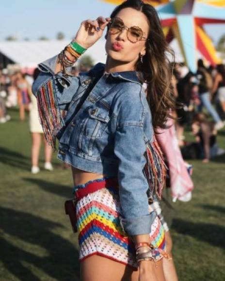 En un intenso fin de semana con grandes shows de artistas como Beyoncé o The Weekend, las estrellas se lucieron con sus atuendos.<br/><br/>La famosa modelo de Victoria's Secret Alessandra Ambrosio se lució con varios outfits, pero fue la combinación de shorts de crochet y top denim la que acaparó la atención.<br/>