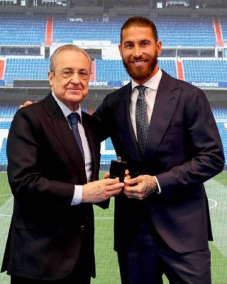 Florentino Pérez entrega a Sergio Ramos la insignia de oro y diamantes del Real Madrid.