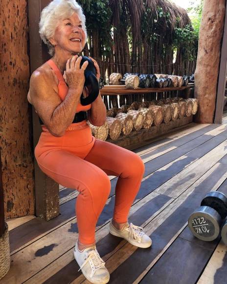 Joan siguió los consejos de su hija y se inscribió a las clases online que daba de cardio, yoga, levantamiento de pesas, las cuales cambiaron su estilo de vida en 360 grados. 