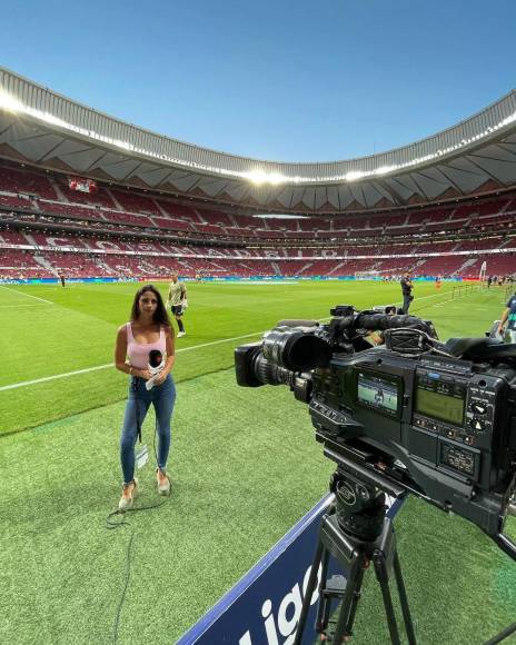 María comparte en sus redes sociales fotografías de los estadios que visita por su labor periodística. 