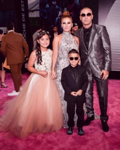 El reguetonero Wisin llegó bien acompañado por su familia.<br/>