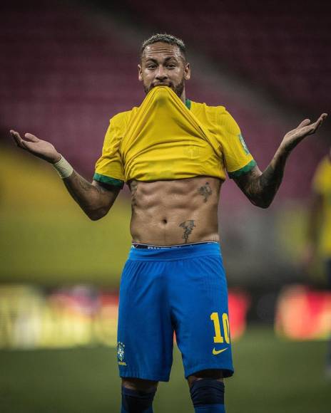 Con el paso del tiempo Neymar ha ido cambiando de cuerpo, primero mostraba su abdomen definido y ahora tendrá que prepararse nuevamente. El brasileño tiene una grave lesión y regresaría a mediados del 2024.
