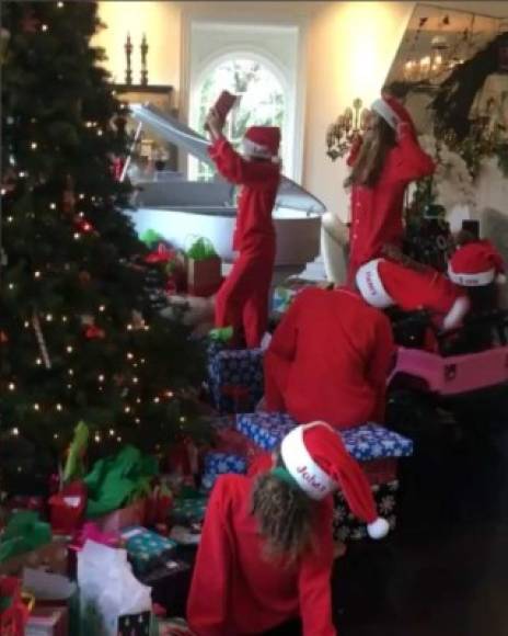 Heidi Klum y sus hijos se mostraron ansiosos en pijamas de Santa por abrir los regalos que trajo para sus hijos. “Felices fiestas”, escribió la modelo alemana.