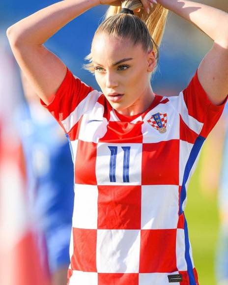“Lamentablemente me lesioné en el último partido . Me duele tanto y todavía no puedo creerlo”, confesó la chica croata. 
