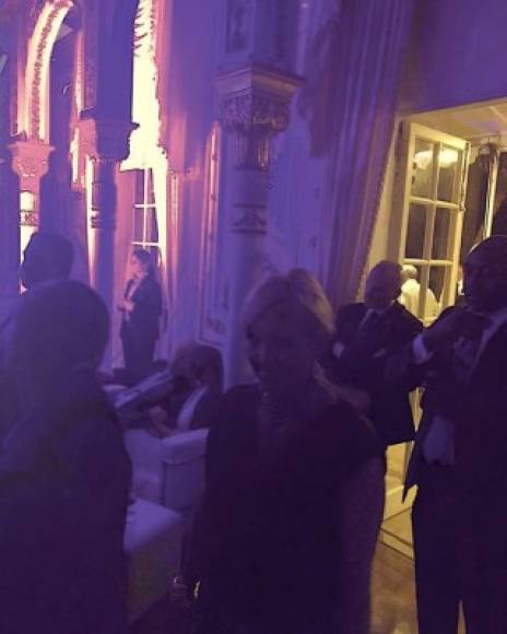 Una foto publicada en Instagram muestra a la pareja presidencial observando una fiesta con tema disco celebrada en su exclusivo resort, y rodeados de los agentes secretos.