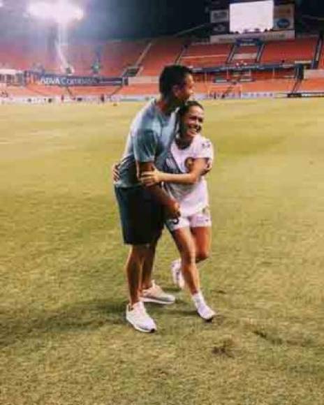 Lo'eau LaBonta jugó en su momento en el equipo femenino del Sporting Kansas City, club en el que milita el hondureño Roger Espinoza. La pareja lleva varios años de estar saliendo como novios.