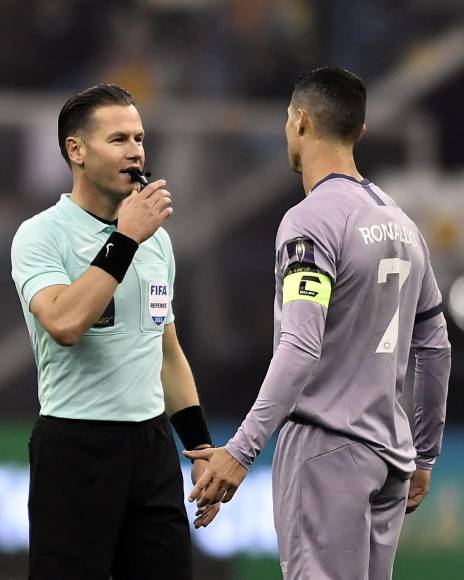 Cristiano Ronaldo le reclama al árbitro neerlandés Danny Makkelie por una decisión que tomó.