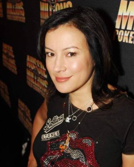 Jennifer Tilly, 58 años. Jennifer Tilly es una actriz con una de las voces más inusuales de Hollywood. Hace doblajes de películas animadas y sale en filmes, encantando a todos con su belleza natural. Con su voz habla la amiga del muñeco diabólico de Chucky.