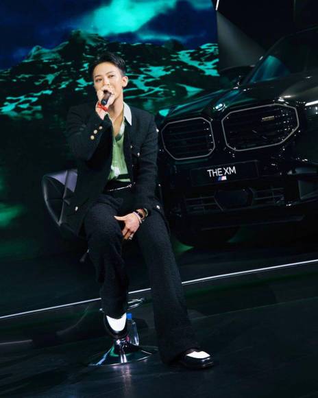 El 6 de noviembre, G-Dragon fue personalmente <b>a</b> la Unidad <b>Antinarcóticos</b> de <b>la Oficina</b> de Investigación Regional de la Policía Metropolitana de Seúl para ser interrogado. La policía realizó pruebas preliminares de drogas, además de recolectar muestras de orina y cabello para <b>su </b>posterior análisis por parte del Servicio Forense Nacional.