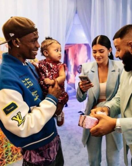 DJ Khaled estaba entre los invitados y le regaló a Stormi un bolso Chanel.<br/><br/>'Como padre, yo sé lo importante que es dar a nuestros hijos la mejor vida y las mejores fiestas de cumpleaños' escribió el artistas junto a una foto con la familia Scott Jenner.<br/>